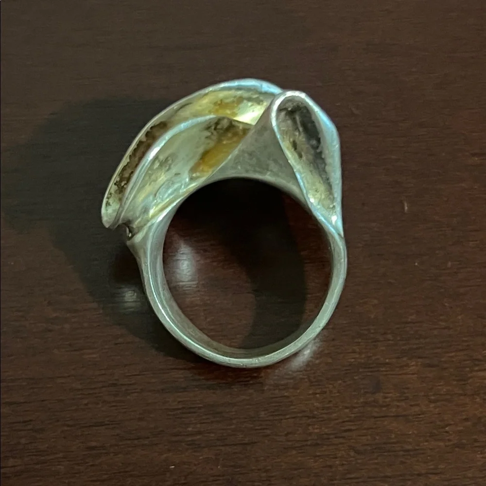 Elegant Silver and Gold Women's Ring - Picture 2 of 4